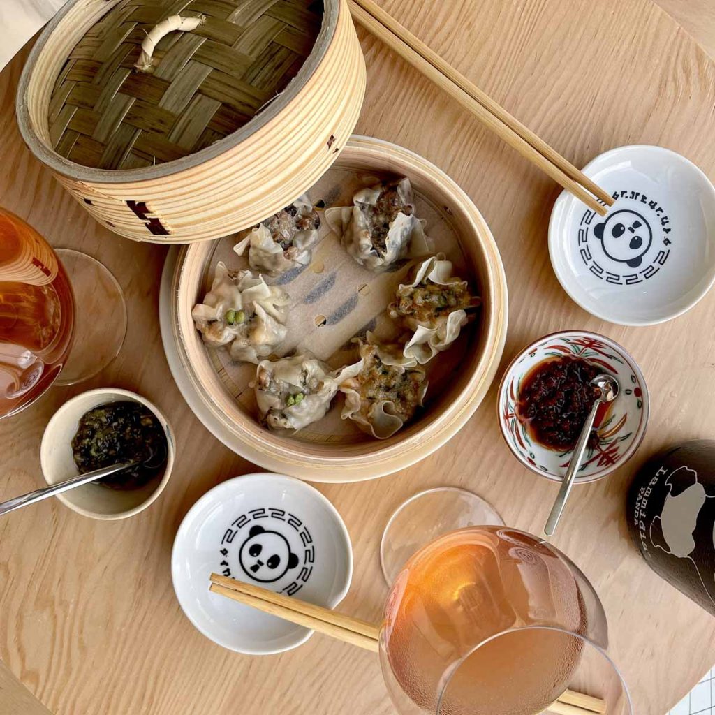 蒸篭に焼売がある食卓風景