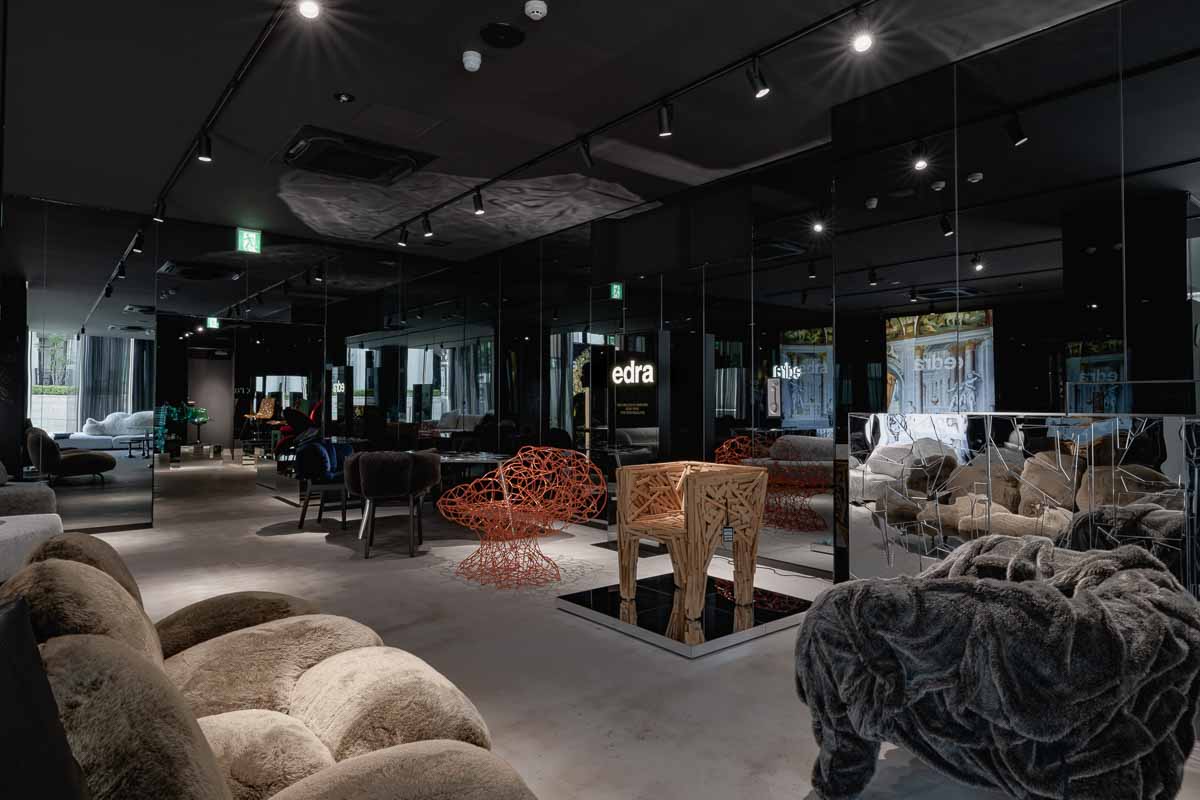 沢山の椅子が並んでいる